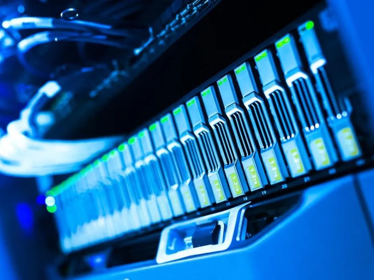 Server drive bays with LED indicators in a data centre